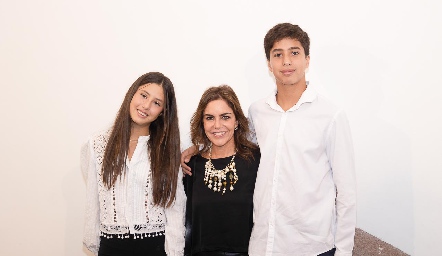  Aitana Rivera, Manola Martín de Campo e Íñigo Rivera.