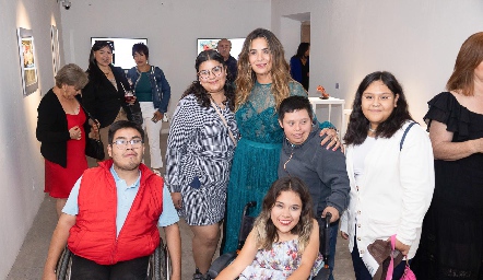  Martha Sáenz con los integrantes del grupo “Juntos”.