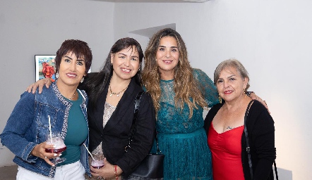  Martha Sáenz con sus amigas.