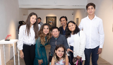  Martha Sáenz y sus hijos con los integrantes del grupo “Juntos”.