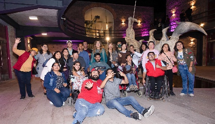  Martha Sáenz con los integrantes del grupo “Juntos”.