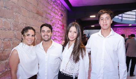  Lizet Sáenz, Sebastián Sáenz, Aitana e Íñigo Fernández.