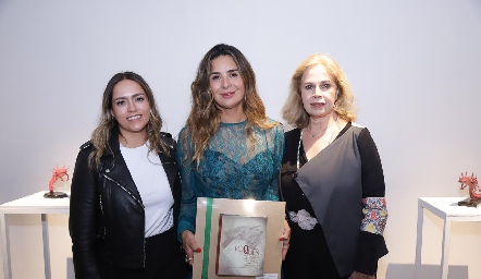  Mariana Salazar, Martha Sáenz y Luz del Carmen González.