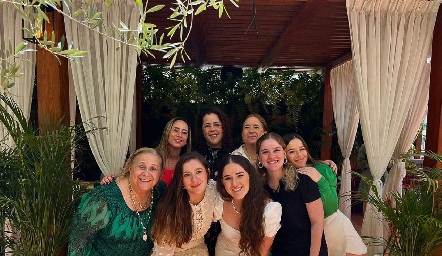  Gerry Díaz Rubio con su nuera Yois Robles Urquiza y sus hijas Sofía, Rocío, Alexia, Pilar, Fernanda y Regina Loperena Díaz.