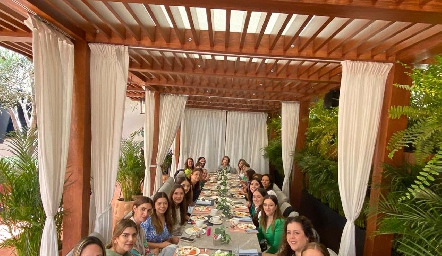  Alexia y Sofía Loperena con sus hermanas y mejores amigas.