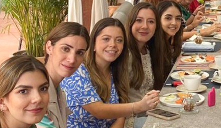  Sofía Loperena con sus amigas.