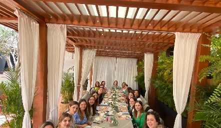  Alexia y Sofía Loperena con sus hermanas y mejores amigas.