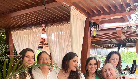  Sofía, Pilar, Alexia, Regina y Rocío Loperena Díaz con su mamá Gerry Díaz Rubio.