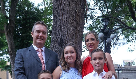  Miguel Benavente y Fernanda Fonte con sus hijos Bosco, Martina, Bosco y Franco.