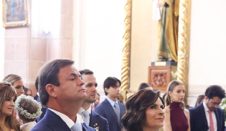  Oscar Cabrera y Lucía Escobedo, papás del novio.