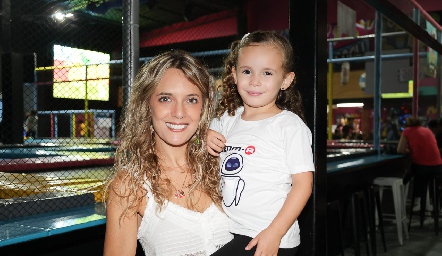  Priscila González con su hija Emma