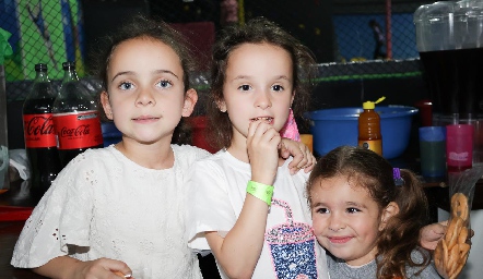  Camila, María y Luisa