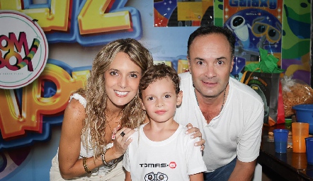  Priscila González y Eduardo Ramos con su hijo y Tomás