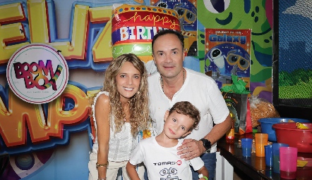  Priscila González y Eduardo Ramos con su hijo y Tomás 