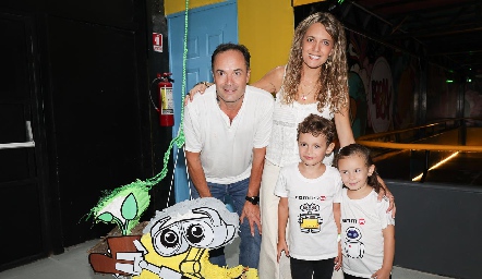  Eduardo Ramos y Priscila González con sus hijos Tomás y Emma