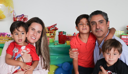  Isabel López y Jorge Cortés con sus hijos Diego, Emilio y Eugenio Cortés 