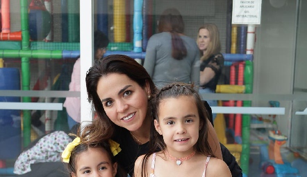  Fer Castillo con sus hijas Macarena y María Pía 