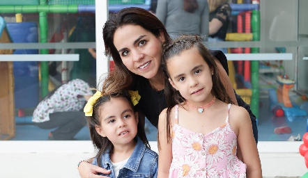  Fer Castillo con sus hijas Macarena y María Pía 