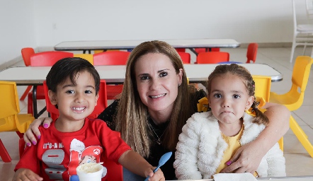  Michelle Baeza con sus hijos Diego y María José Cortés 