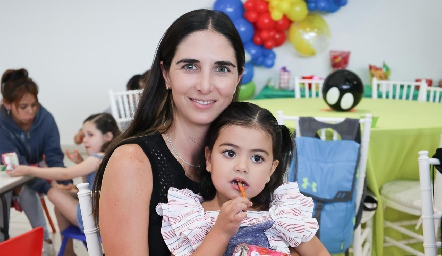  Marina Jourdain con su hija Doménica