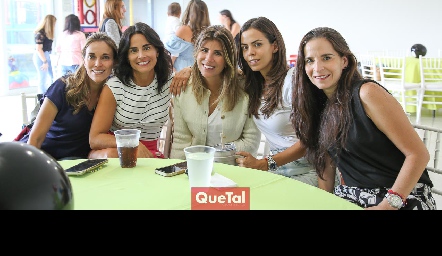  Sandra García, Sofía, Ana, Daniela y Cristina Castañares.