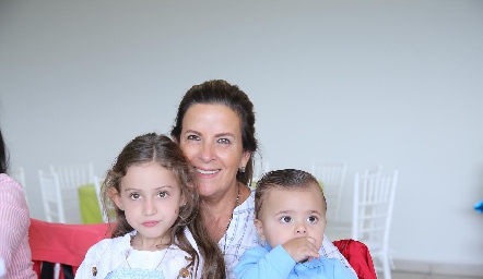  Martha Elena Muñiz  con sus nietos Begoña y Gero.