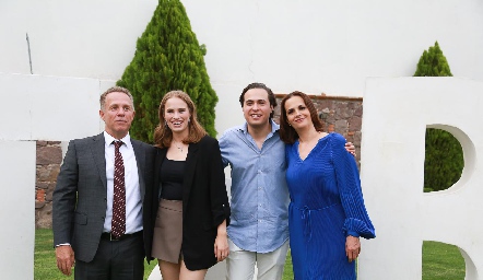  César Flores y Martha de la Torre con sus hijos Alejandra y César.