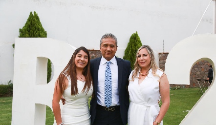  Edgardo Torres Carrera con su hija Paulina y su esposa Jazmín Hernández.