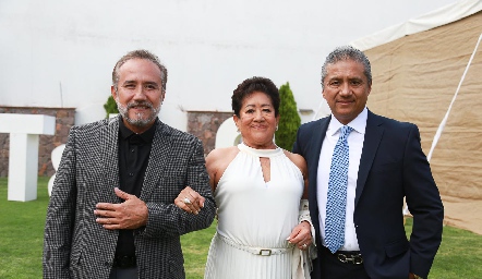  Javier, Oralia y Edgardo Torres Carrera.