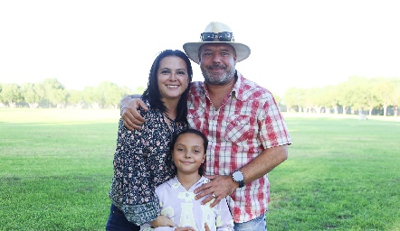 Nuria Lozan y Rafa Espinosa con su hija Nuria.