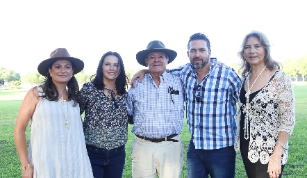  Mario Lozano y Elsa Castro con sus hijos Elsa, Nuria y Mario.