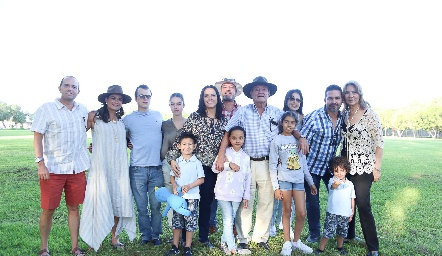  Mario Lozano y Elsa Castro con sus hijos Elsa, Nuria y Mario, sus yernos, nuera y nietos.