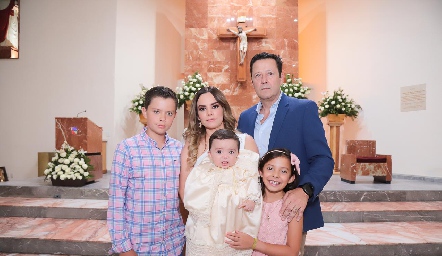  Arlette Robles y Luis Fernando Lozano con sus hijos Santiago, Gonzalo y Luciana.