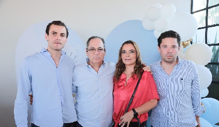  Enrique Moran y Fernanda Lozano con sus hijos Fernando y Luis Enrique.