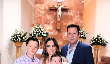  Arlette Robles y Luis Fernando Lozano con sus hijos Santiago, Gonzalo y Luciana.