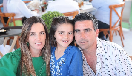  Eunice Camacho y Manuel Labastida con su hija Paula.