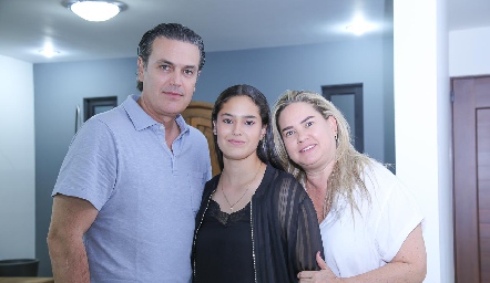  Wicho Fernández y Daniela Benavente con su hija Macarena.