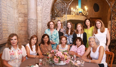  Mariana con las amigas de su suegra Mónica Hernández.