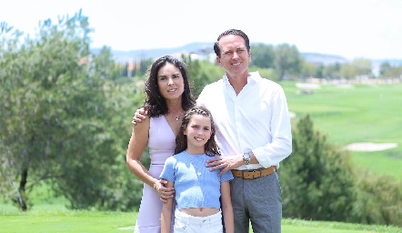  Pelusa Ávila y Alejandro Rivera con su hija Paula.