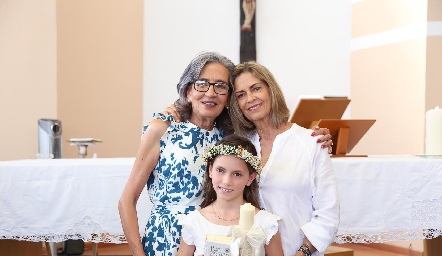  María Teresa Revuelta y Maru Borbolla con su nieta Paula.