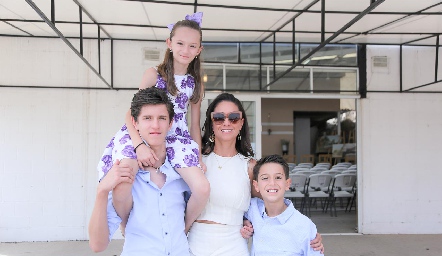  Anel Ávila con sus hijos Santiago, Ximena y Nicolás Galván.