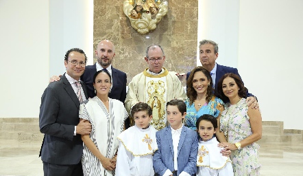   Xavier Nava, Juan Pablo Nava, Nancy Puente, Padre Gabriel Del Valle, Jorge Ávila, Hortensia López, Ana Lorena López y Jerónimo Nava.