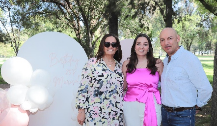  Gabriela Villanueva y Carlos González con su hija Marisol.