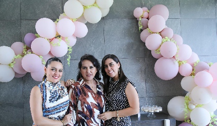  Ruth de la Torre con sus hijas Fernanda y Alejandra Valle.