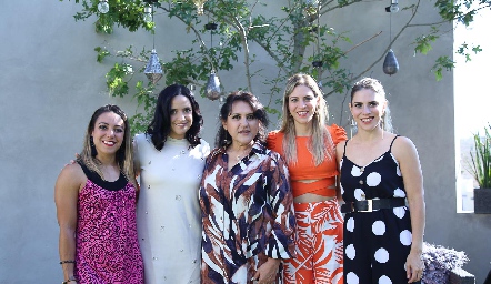  Anabel Dávila Valle, Maritsa Villalba, Ruth de la Torre, Daniela y Mónica Dávila del Valle.