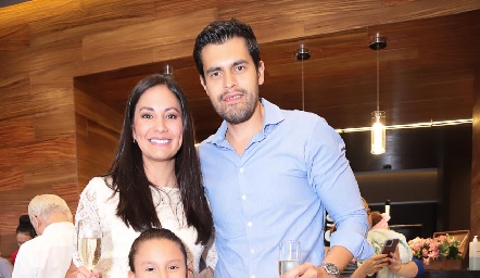  Karina Martínez, Fernando y Fernanda García.
