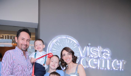  Demetrio Casas, Carmen Soria, Valentina, Diego y Santi Casas.