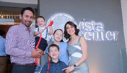  Demetrio Casas, Carmen Soria, Valentina, Diego y Santi Casas.