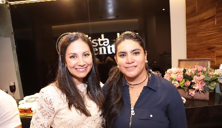  Karina Martínez y Minerva Menchaca.