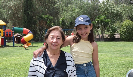  Lupita Estrada  y Aranza Basurto.
